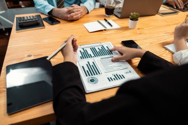 Ofis masasındaki finansal veri raporlarını analiz eden çeşitli bir grup iş analisti. Stratejik pazarlama planlaması için iş istihbarat analizine göre grafikler ve grafikler.