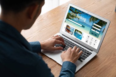 Çevrimiçi otel konaklama rezervasyon sitesi mod rezervasyon sistemi sağlar. Seyahat teknolojisi kavramı .