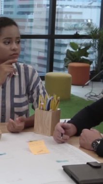 Yaratıcı iş adamları modern işyerindeki ofis masasında sohbet ediyorlar. Şirket uluslararası iş kavramı.