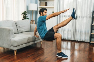Atletik vücut ve aktif sporcu, sağlıklı vücut çalışma yaşam tarzı konsepti olarak neşeli ev egzersizlerinde kas kazanma egzersizi yapmak için mobilyaları kullanıyor..