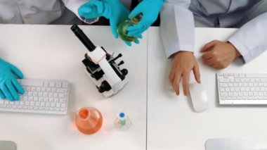 Bilimsel uzmanlığa, laboratuvar ekipmanlarına ve yenilikçi tıbbi biyoteknoloji yazılımına sahip laboratuvar sağlık araştırma ekibi yeni ilaçlar araştırıyor, tedavi geliştiriyor. Ağır çekim. Katı.