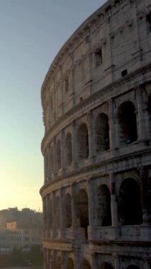 Roma Kolezyumu ve İtalya 'nın kalabalık caddesi. Kolezyum, Antik Roma döneminde şehir merkezinde inşa edildi. İtalya 'nın en popüler turistik merkezlerinden biridir. .