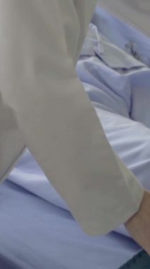 Doktor ya da hekim, hastanedeki ya da klinikteki hasta ile ilgilenir. Mutlu hasta doktoru ziyaret eder ve hastalığın tedavisi hakkında konuşur. Tıbbi sağlık ve doktor hizmeti kavramı.