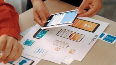 Mobil uygulama ya da web sitesi için kullanıcı arayüzü prototipi planlayan şirket çalışanlarının panorama videosu. UX UI tasarım beyin fırtınası kullanıcı dostu arayüz planı tasarlıyor. Sinerjik