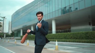 Başarılı bir iş adamı yürürken satışların artmasını kutluyor. Mutlu proje yöneticisi ya da erkek lider başarılı bir projeyle gurur duyuyor, terfi alıyor, iş buluyor. Aşırı sevinç ve mutluluk. Sevinçli..