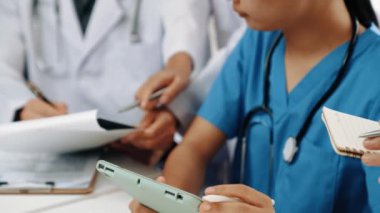 Hastane masasında birlikte çalışan ve tıbbi tedavi ya da sağlık hizmeti planlayan profesyonel bir grup. Takım çalışması başarılı hastalıklara ve hastalıklara yol açar. Ağır çekim. Katı.