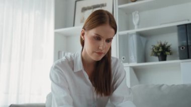 Stresli genç bayanın kredi kartı borçlarıyla ilgili mali sorunları var. Kötü kişisel para ve mortgage ödeme yönetimi krizinden korunmak için. Kadınlar aşırı harcama yüzünden finansal iflastan endişe ediyorlar.