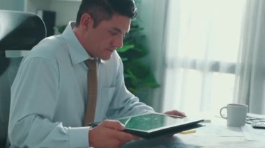 Profesyonel mühendis, türbin motoru veya jet motoru tasarımı ve çeşitli metal teçhizat dağılımı ile toplantı masasında yeşil ekranlı tablet üzerinde çalışırken telefona bakıyor. Hizalama.