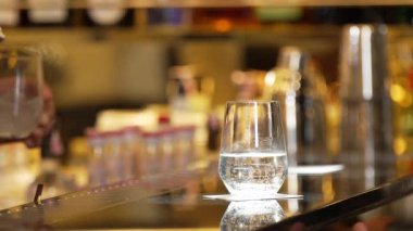 Yakın plan barmen, bar tezgahı lüks Bokeh tasarımı 'nın VIP müşterilerine içki götürmek için buz kalıbındaki taze soda gazını cama dönüştürüyor. Vinosity.