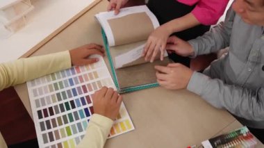 Yavaş çekim kapanış mimarı ve iç mimar. İç mekan tasarımı için tekstil malzemesi ve renk paletinden sunum yapıyor. Müşteri denetimi ve denetimine dayalı. Değiştirilmiş