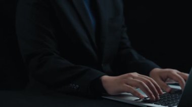 Yapay zeka mühendisliği, büyük veri ve yapay zeka makinesi kavramında yapay zeka beyin işlemcisiyle iş desteği için üretken yapay zeka kullanmayı öğrenen insan etkileşimi. Kullanıcı Kimliği