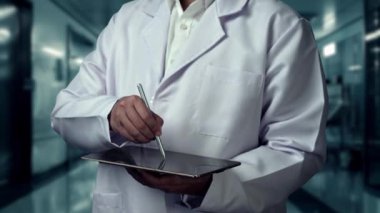 Zeki doktorun elinde tablet tutarken hastanede bulanık bir geçmişi olan beyin anatomisi hologramı olan bir kalem tutarken yakın plan. Sağlık çalışanı beyin ameliyatına hazırlanıyor. İyileştirici.