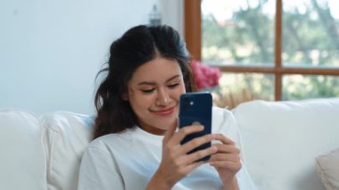 Kadın alışverişi ya da internet pazarında online ödeme modern yaşam tarzı için satılık eşyalar arıyor ve canlı siber güvenlik yazılımı tarafından korunan cüzdandan çevrimiçi ödeme için kredi kartı kullanıyor