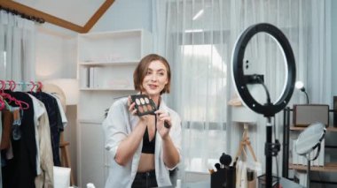 Kadın Etkilenen Vlog video görüntülerini canlı yayınlıyor Makyaj primi sosyal medya veya blog. Kozmetik stüdyosu ışıklandırmalı mutlu genç kız çevrimiçi pazarlama oturumu yayını için..