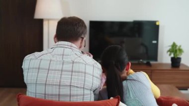 Büyükbaba ve torun birlikte konsol oyunu, eğlence medyası oynuyorlar. Eski kullanım teknolojisi yeni nesil ile iletişim kurar. Nesiller arası uçurum aile bağını güçlendirir. Uyumsuzluk.