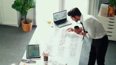 Ofiste dizüstü bilgisayar tasarımı kullanan mimar mühendisi, planlama ve ekipman dağınıklığı ile toplantı masasında otururken. Projede çalışan yetenekli inşaat mühendisi. Hizalama.