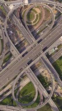 İHA ile alınan yoğun şehir trafiği ile karayolu kavşağının hava görüntüsü. Şehir otoyolu Bangkok 'un doğusundaki çevre yolunda, ulaşım ağında alındı..
