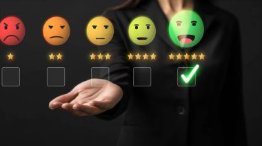 İş adamı müşteri memnuniyet değerlendirmesi verilerini analiz eder ve hizmet kalitesini artırmaya çalışır. Müşteri memnuniyeti ve sadakatini arttırmak için koz değerlendirmeleri. FaaS