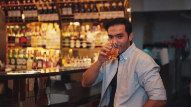 Eski usulde kokteyl içen gülümseyen zeki adam arkadaşlarıyla dans etmekten zevk alıyor ya da cuma günü lüks gişe barındaki gece kulübünde özel bir içki içiyor. Vinosity.