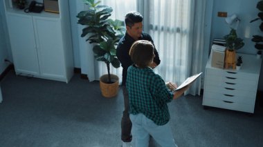 İş kadını fikrini paylaşırken profesyonel proje yöneticisi yatırımcıya fikrini sundu. Pazarlama ekibinin üst düzey görüşü finansal planı açıklarken, borsa istatistiklerini de artırıyor. Cemaat.