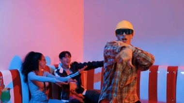 Kafkasyalı break dansçı çeşitli arkadaşlar birlikte dans ederken hareket eder. Çok kültürlü grup arkadaşını desteklemek ve cesaretlendirmek için el sallarken mutlu hipster hareketi. Mutluluk.