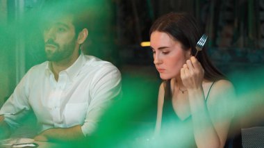 Portre, yakın plan akıllı adam lüks bir restoranda çift ve arkadaşıyla çıtır çıtır ve ızgara et yemeği yiyor. Gece kulübünde şenlikle tanışırken iyi vakit geçiriyorum. Vinosity.