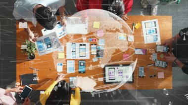 Ux Ui tasarımı için birlikte çalışan yetenekli iş adamlarının üst düzey görüşü. Çeşitli insanlardan oluşan bir grup büyük bir veri tabanı kullanarak küresel iletişim hakkında beyin fırtınası yapıyor ve tartışıyorlar. Cemaat.