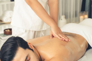 Kafkas erkek müşteri stres önleyici spa masajının keyfini çıkarıyor ve lüks otel veya oteldeki gündüz açık hava ortamında güzellik derisi eğlencesi ile şımartıyor. Sessiz.