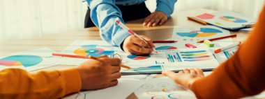 Şirket çalışanları birlikte çalışıyor, finansal veri raporları üzerine BI gösterge tablosunu analiz ediyor ve Panorama bayrağında ticari başarı için stratejik pazarlama planlıyor. Sinerjik