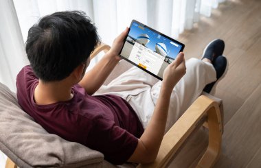 Online uçuş rezervasyon sitesi mod rezervasyon sistemi sağlar. Seyahat teknolojisi kavramı .