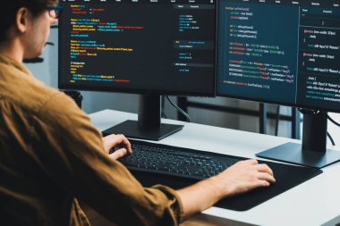 IT geliştiricisi, yazılım güncellenmiş yazılım sürümü kavramını yaratarak, kodlama uygulama ekranları üzerinde modern ev ofisteki pc monitörlerinde çevrimiçi yazılım geliştirme üzerinde çalışıyor. Toplayıcı.