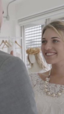 Gelinlik giymiş mutlu gelin ve damat düğün törenine hazırlanıyor. Kadın ve erkeğin romantik aşkı..