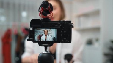 Arka görünüm kamera ekran etkileyicisi canlı yayın video görüntüleme makyaj prim sosyal medya veya blog çekim. İnternetteki pazarlama kaydı için kozmetik stüdyosu ışıklandırması olan kız.