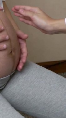 Mutlu hamile kadın, jinekolog doktoru hastanede ya da klinikte hamilelik danışmanlığı için ziyaret ediyor. Doktor, bebek ve anne sağlığı kontrolü için hamile karnı muayene ediyor. Jinekoloji konsepti.