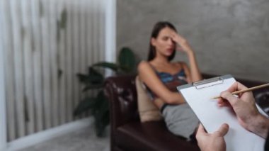 Savunmasız, stresli, genç bir hasta, ofisteki zihinsel tedavi sırasında duygusal travma, endişe ve akıl hastalıklarını psikiyatriste aktarıyor. Psikolojik danışma seansı. Düzenle