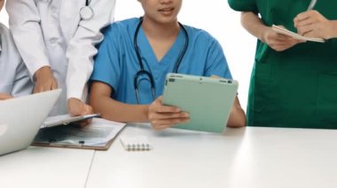 Hastane masasında birlikte çalışan ve tıbbi tedavi ya da sağlık hizmeti planlayan profesyonel bir grup. Takım çalışması başarılı hastalıklara ve hastalıklara yol açar. Ağır çekim. Katı.