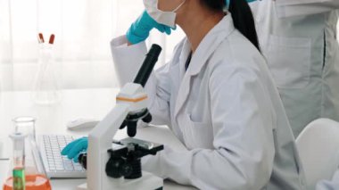 Bilimsel uzmanlığa, laboratuvar ekipmanlarına ve yenilikçi tıbbi biyoteknoloji yazılımına sahip laboratuvar sağlık araştırma ekibi yeni ilaçlar araştırıyor, tedavi geliştiriyor. Ağır çekim. Katı.