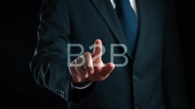 İş adamı B2B peyzajında geziniyor, iş-iş bağlantılarını geliştirmek için kullanım teknolojisi kullanıyor. B2B etkileşimini yeniden şekillendiren keşifler, iş-iş stratejilerinde yenilikleri yönlendiren araçlar. Kullanıcı Kimliği