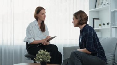 Mutlu hasta ve psikolog klinikte olumlu duygularla zihinsel sağlık sohbetlerini paylaşırken aynı zamanda klinikteki psikologlara başarılı bir iş ve hayatı açıklıyorlar.