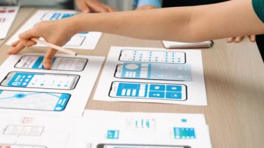 UX geliştiricisinin panorama videosu veya şirket tasarım kullanıcı arayüzü veya mobil uygulama için UI prototipi veya akıllı telefondan yazılım gösteren web sitesi yazılımı. Sinerjik