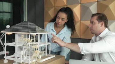 İki usta mimar mühendis takımı ev modeli yapısı hakkında konuşuyor. Ev tasarımı için proje yöneticisi birlikte çalışıyor. Beyin fırtınası. İş tasarımı konsepti. Yönlendirici..