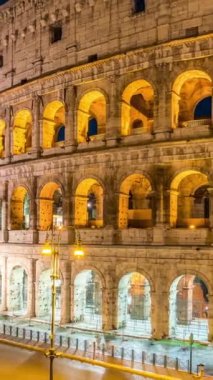 Roma Kolezyumu 'nun zaman aşımı ve İtalya' nın kalabalık caddesi. Kolezyum, Antik Roma döneminde şehir merkezinde inşa edildi. İtalya 'nın en popüler turistik merkezlerinden biridir. .