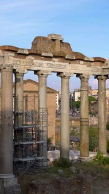 Roma Forumu, İtalya. Roma Forumu, Antik Roma zamanında zafer törenlerinin ve seçimlerin yapılacağı yer olarak inşa edildi. Roma, İtalya 'nın ünlü turistik merkezi. .