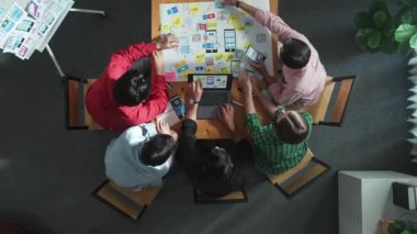 Proje yöneticisinin cep telefonu arayüzü için Ux Ui tasarımı üzerinde çalışırken beyin fırtınası zihin haritası kullanarak yazılım programı tasarlamasının en üst görünümü. Zaman aşımı. Cemaat.