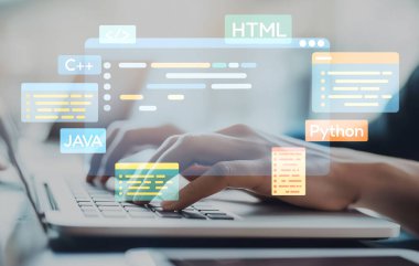 Yeni uygulama mobil telefon geliştirme için HTML, Python, Java ve C EIDE gibi çeşitli programlama dillerinin kodlama dijital örtüleri ile yazılım geliştirici veya programcı çalışması