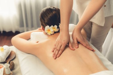 Kafkasyalı kadın müşteri stres önleyici spa masajının keyfini çıkarıyor ve lüks otel ya da oteldeki gündüz açık ortam güzellik salonunda güzellik teniyle eğleniyor. Sessiz.