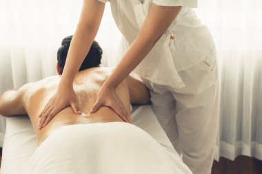 Kafkas erkek müşteri stres önleyici spa masajının keyfini çıkarıyor ve lüks otel veya oteldeki gündüz açık hava ortamında güzellik derisi eğlencesi ile şımartıyor. Sessiz.