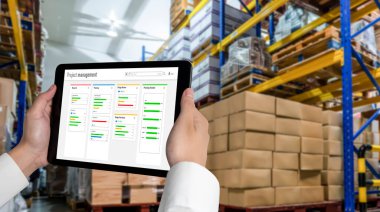 Ekip projesinin zaman çizelgesini gösteren bilgisayar ekranında, modern iş projesi yönetimi için proje planlama yazılımı