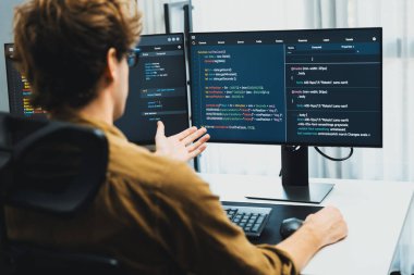Bilgisayar ekranında çevrimiçi yazılım geliştirme kodlaması oluşturma konusunda stresli bir şekilde çalışan IT geliştiricisi, modern ofisteki web sitesi projesinde en son sürüm uygulaması için düşünme programı. Toplayıcı.