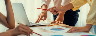 Şirket çalışanları birlikte çalışıyor, finansal veri raporları üzerine BI gösterge tablosunu analiz ediyor ve Panorama bayrağında ticari başarı için stratejik pazarlama planlıyor. Sinerjik